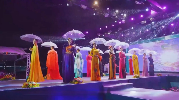 Tôn vinh vẻ đẹp phụ nữ Việt Nam qua tà áo dài